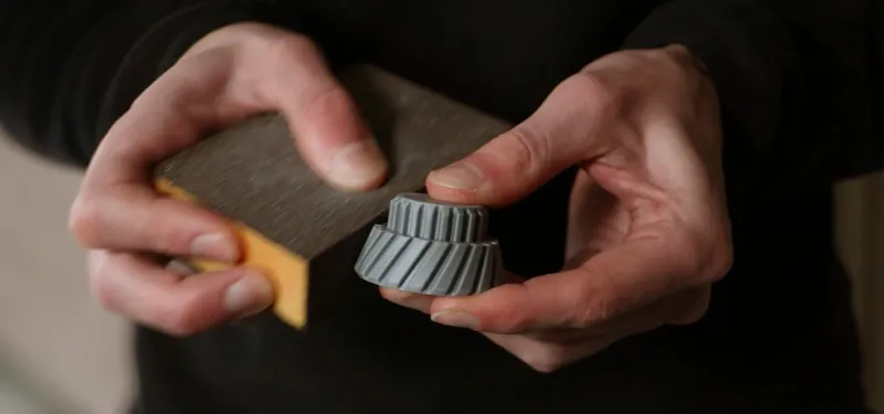 Ponçage à la cale abrasive d'une pièce imprimée en 3D, à l'atelier SCULPTA