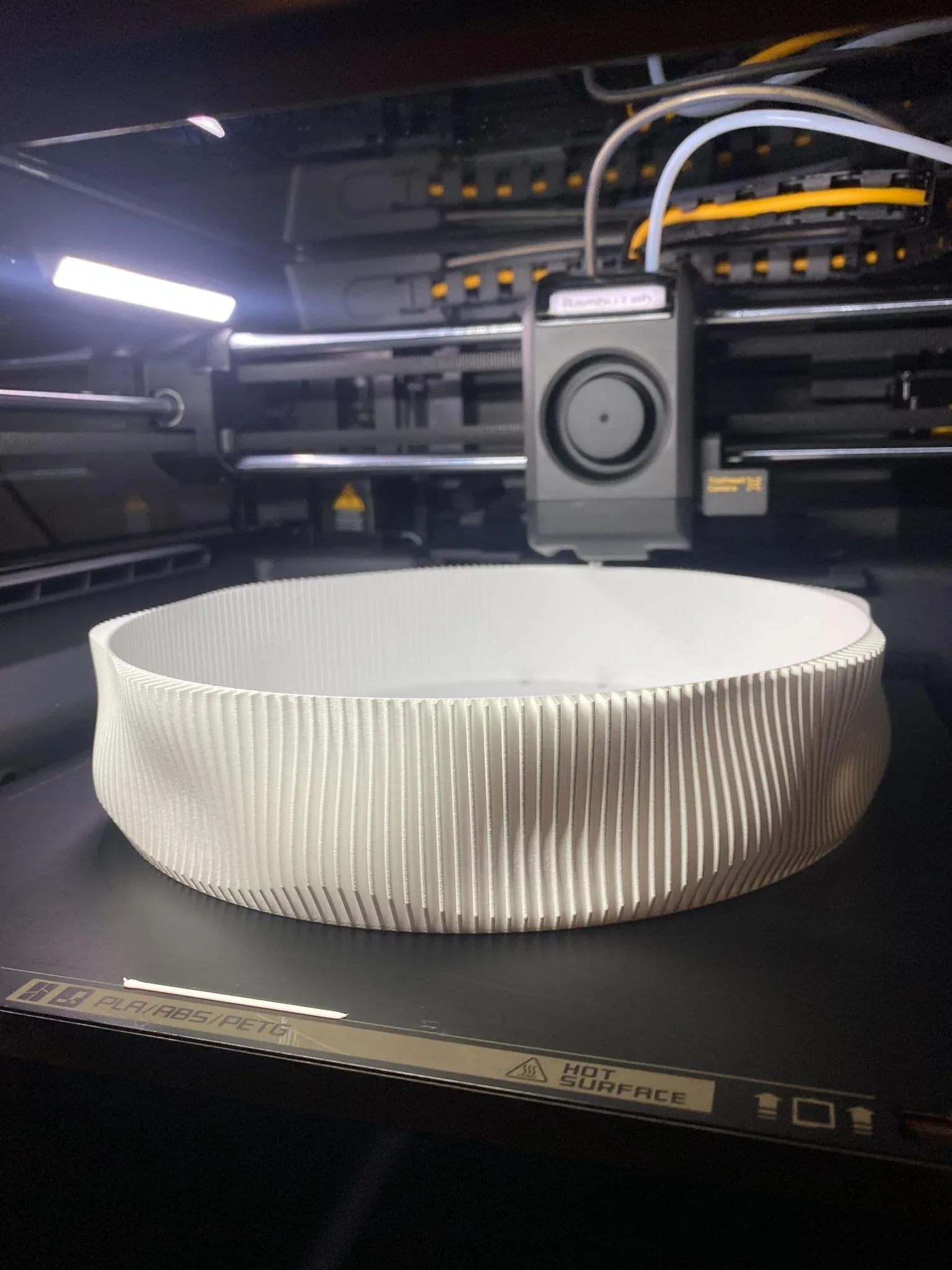 Coupe décorative striée en cours d'impression FDM