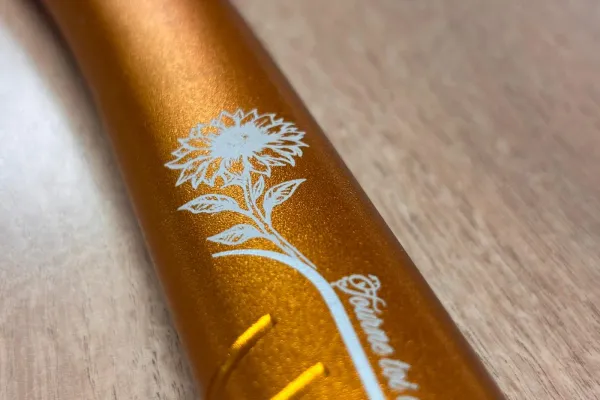 Gravure laser sur piolet d'alpinisme