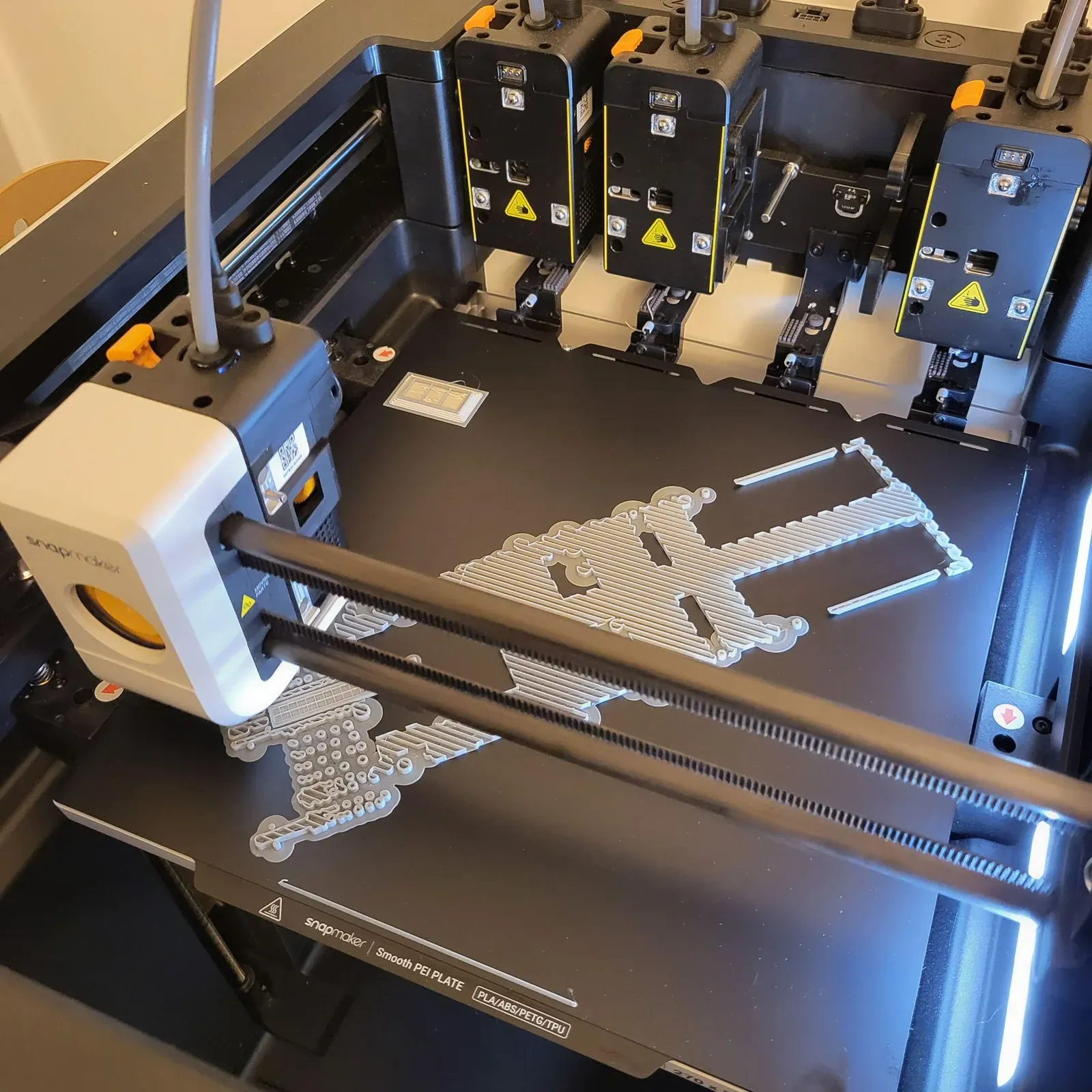 Impression FDM multi-têtes en cours sur le plateau