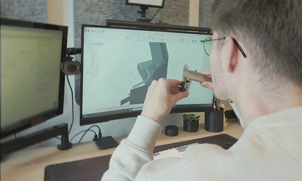 Robin Pellerin modélisant une pièce sur Fusion 360 dans l'atelier SCULPTA