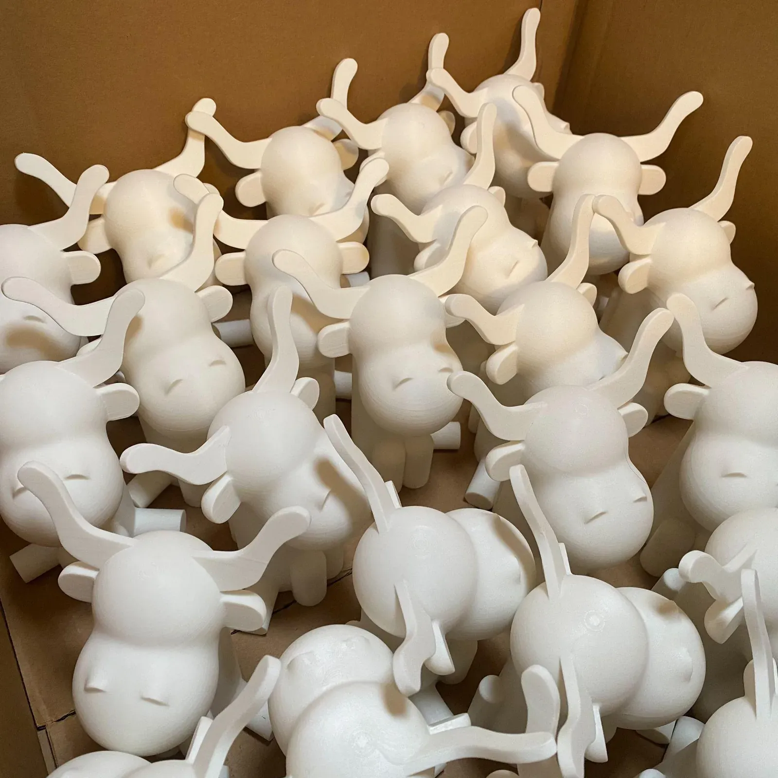 Petite série de figurines blanches imprimées en FDM
