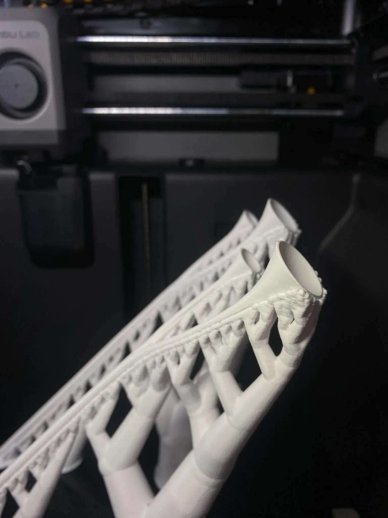 Pièce imprimée en FDM sur ses supports arborescents